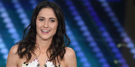 Lodovica Comello in un momento di lavoro sul set televisivo