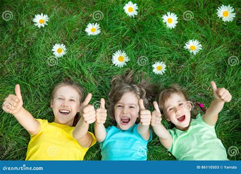 Bambini che giocano felici in abiti comodi
