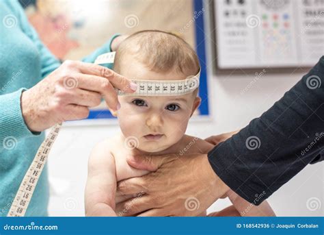 Misurare un bambino con un metro a nastro