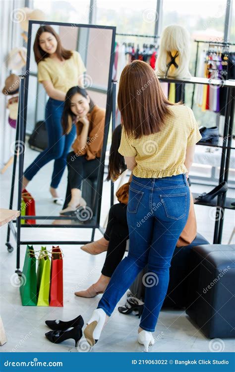Ragazzi che provano vestiti in un negozio