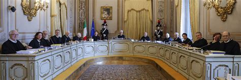 Infografica che illustra le sentenze della Corte Costituzionale sul cognome