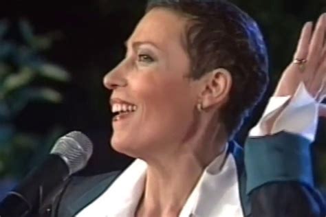 Ritratto artistico di Giuni Russo con un'espressione pensierosa