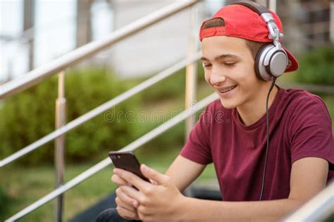 Giovane che ascolta musica con le cuffie mentre gioca a un videogioco