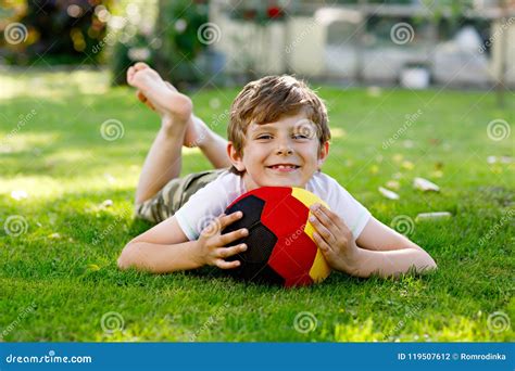 Bambino che gioca felice