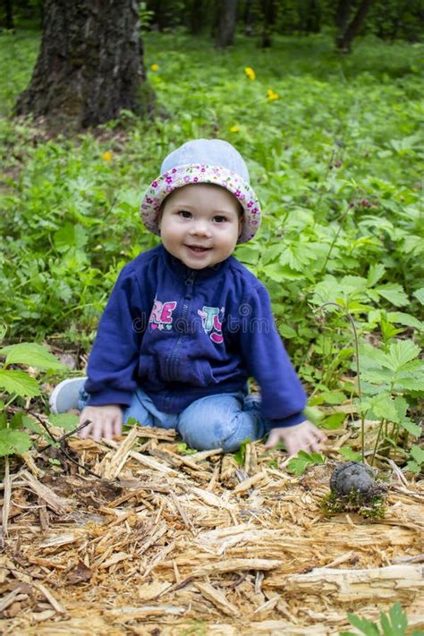 Bambino di 18 mesi che esplora