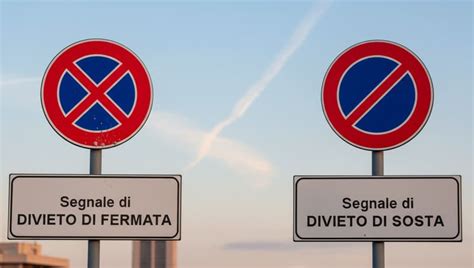 Motocicletta con bambino passeggero e segnaletica di divieto sotto i 5 anni