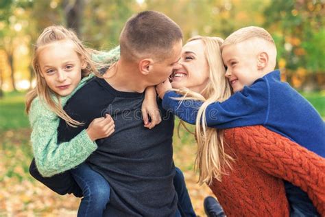 Coppia con due figli di età diverse