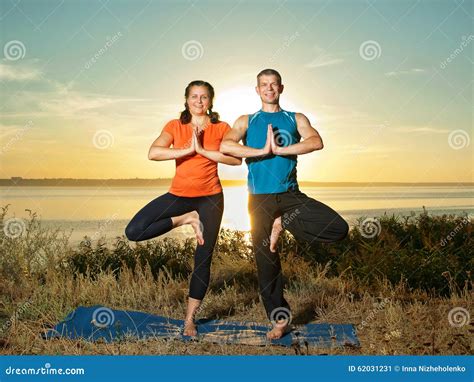 Coppia sorridente che cammina in un parco, simbolo di benessere e preparazione alla gravidanza