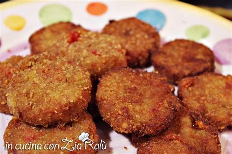Piatto di crocchette senza glutine appena fritte