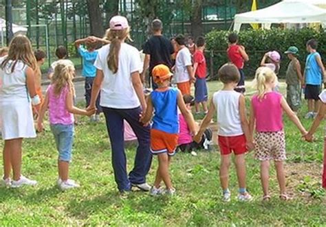 Animatore che intrattiene un gruppo di bambini in un villaggio turistico