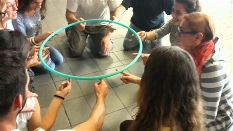 Bambini che partecipano a un gioco guidato da un animatore