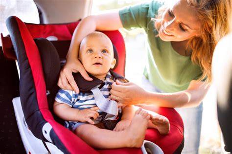 Bambino confortevole nel seggiolino auto