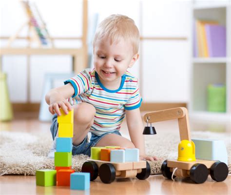 bambino di 2 anni che gioca in un ambiente stimolante e sicuro