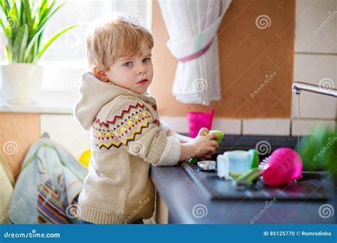 bambino che aiuta in cucina in modo sicuro con utensili adatti all'età