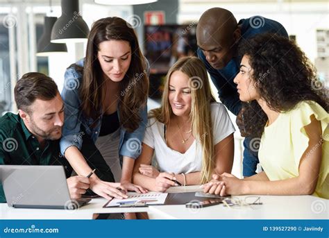Donne che studiano e lavorano in età adulta