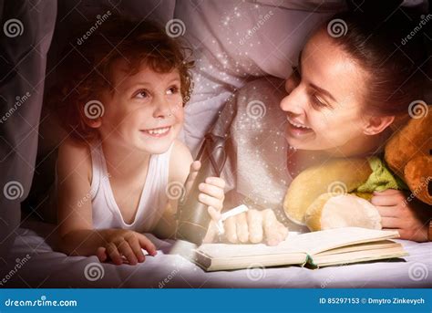 Madre matura che legge un libro al suo bambino