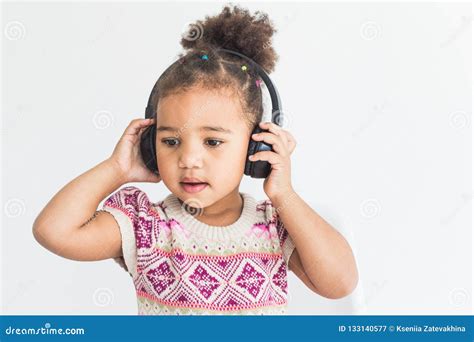 Bambina che ascolta musica con un genitore
