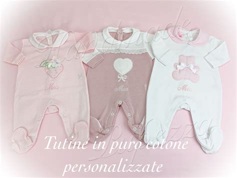 Abbigliamento neonato macchiato di latte