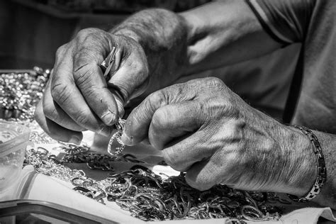 Mani artigiane che lavorano un materasso