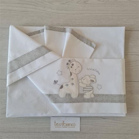 Schema dei componenti di un set lenzuolino da culla (lenzuolino, federa, sotto con angoli)