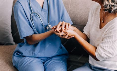 Coppia che riceve notizie dal medico