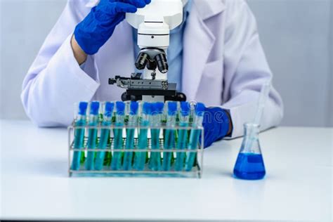 Microscopio e provette in un laboratorio di analisi