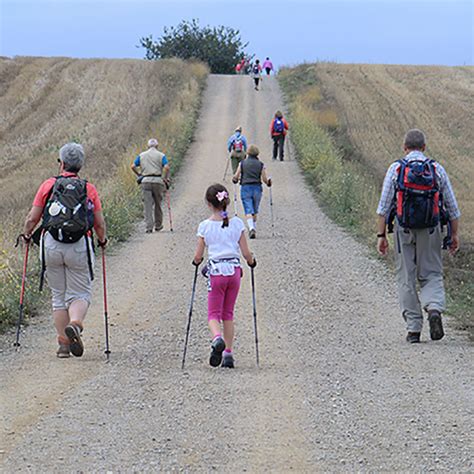 Famiglia felice sul Cammino di Santiago con passeggino