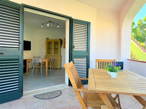 Dettaglio di un tipico appartamento con veranda attrezzata in un residence salentino