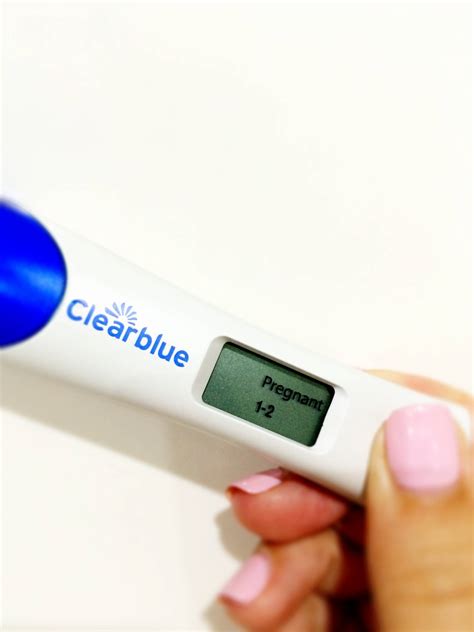 Clearblue digital display showing 'Incinta 2-3'