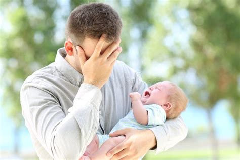 Bambino che piange e genitore preoccupato