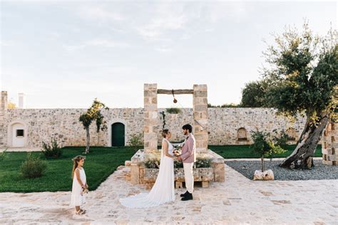 Scenografia tipica di una masseria pugliese per un matrimonio all'aperto
