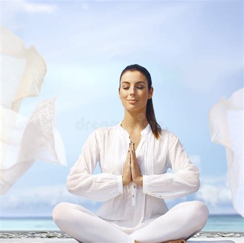 Donna che medita su un simbolo di rinascita