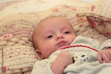 Bambina neonata sorridente