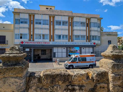 Veduta architettonica esterna dell'ospedale di Caltagirone con segnaletica orientativa