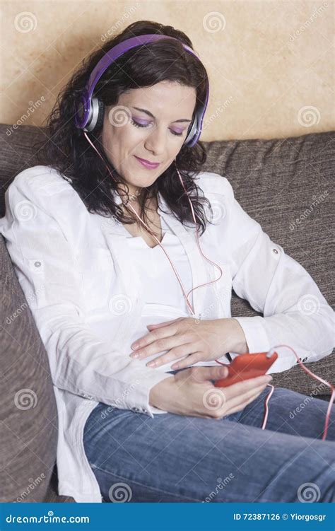 Donna in dolce attesa che ascolta musica rilassante