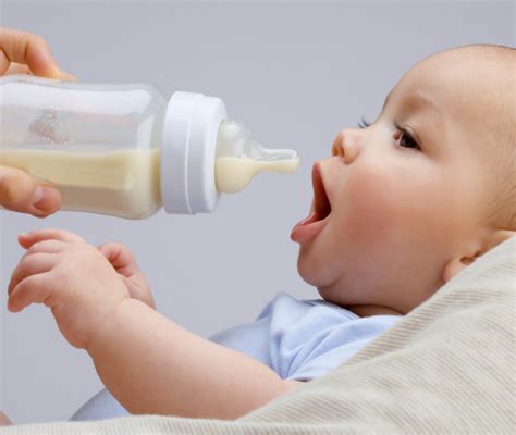 Biberon con latte artificiale liquido pronto all'uso