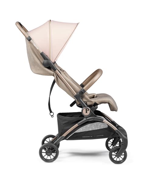 Immagine di una borsa passeggino Peg Perego piena di accessori utili