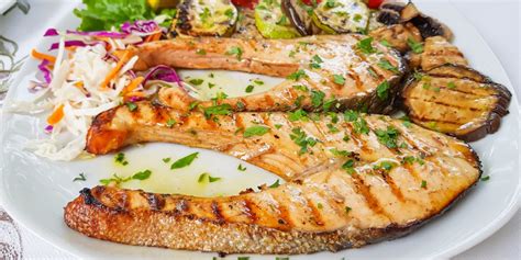 Preparazione pesce e verdure a vapore per pappa