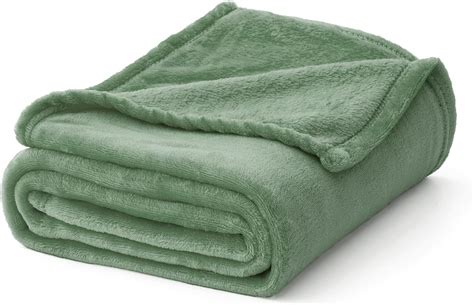 Un collage di diverse texture di tessuti per coperte: pile, lana, velluto, sherpa