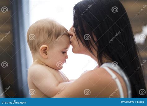 Madre e bambino in un abbraccio tenero