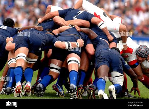 giocatori di rugby in mischia