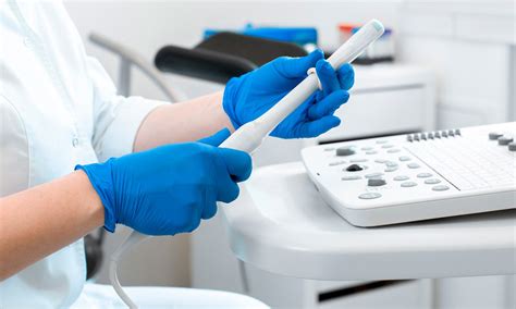 Schema comparativo tra ecografia transaddominale e transvaginale nell'identificazione delle strutture embrionali precoci