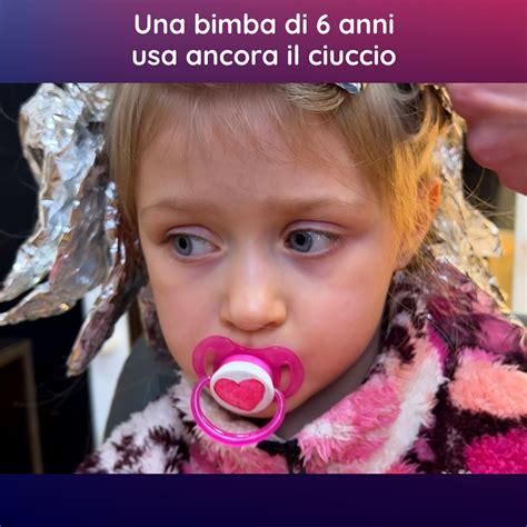 Bambina che consola Cicciobello con il ciuccio