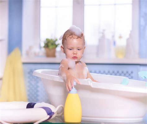 Bambino che fa il bagnetto