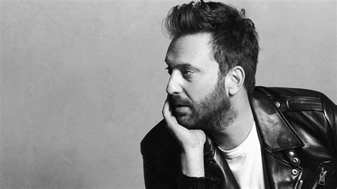 Cesare Cremonini da bambino al pianoforte