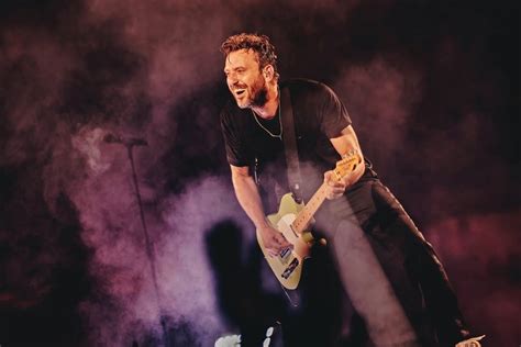 Cesare Cremonini esibizione in uno stadio
