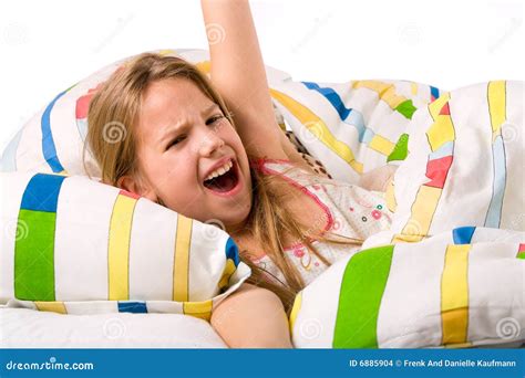 Bambino che dorme ma si sta svegliando