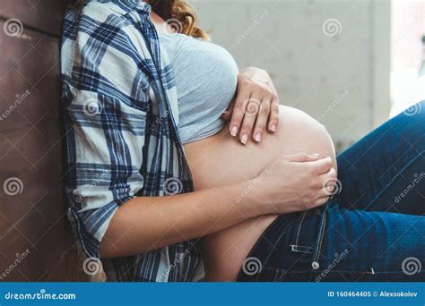 donna incinta a riposo in casa