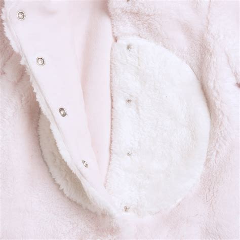 Tessuto morbido e caldo di una tutina per neonati