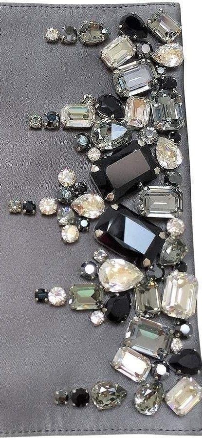 Dettagli ricamo perle e strass